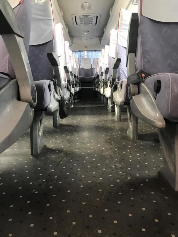 Ônibus usado tipo XMQ6898 39seats da mão de Sencond do ônibus de excursão de Kinglong com boas condições azuis e brancas do motor da parte traseira da C.A. da cor