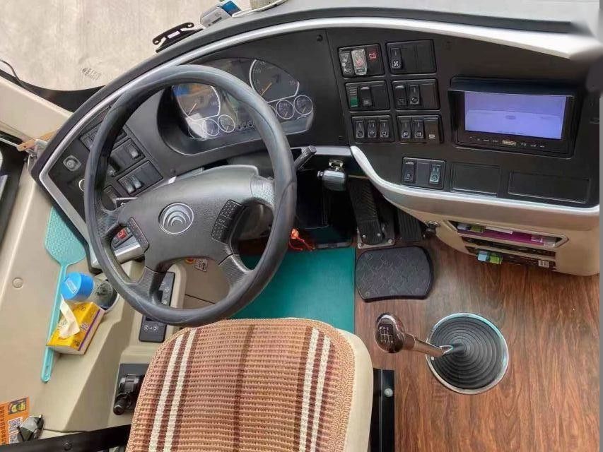 O único chassi de direção deixado da bolsa a ar das portas VIP luxuoso assenta o passageiro que usado o ônibus usou assentos do tipo ZK6908 38 do ônibus de Yutong