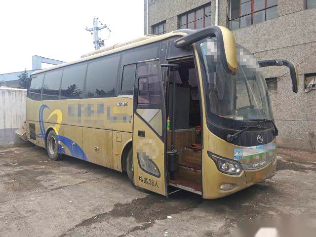 38 do chassi traseiro da bolsa a ar do Euro V dos cilindros 270hp do motor seis de Yuchai dos assentos ônibus de excursão usado esquerdo de Kinglong da direção XMQ6901