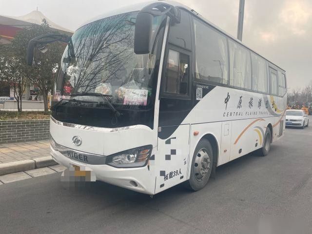 Os assentos que mais altos usados do modelo KLQ6882 39 do ônibus o chassi de aço usou portas do motor 162kw da parte traseira de Yuchai do ônibus do passageiro únicas sairam do boi