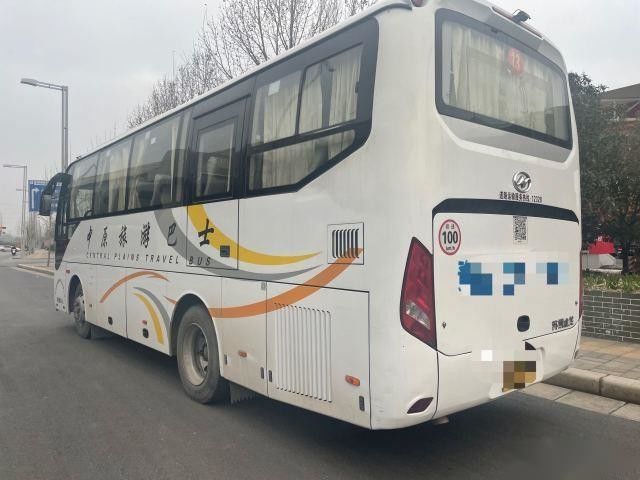 Os assentos que mais altos usados do modelo KLQ6882 39 do ônibus o chassi de aço usou portas do motor 162kw da parte traseira de Yuchai do ônibus do passageiro únicas sairam do boi