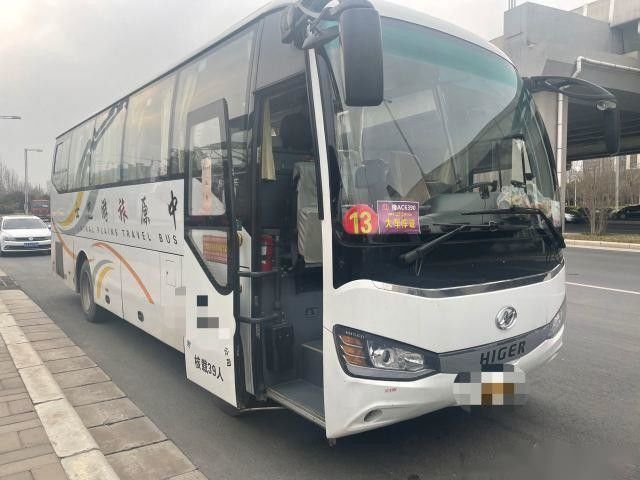 Os assentos que mais altos usados do modelo KLQ6882 39 do ônibus o chassi de aço usou portas do motor 162kw da parte traseira de Yuchai do ônibus do passageiro únicas sairam do boi
