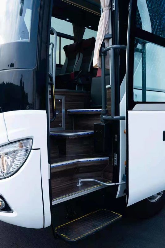 O ônibus brandnew ZK6126 de Yutong dobra Axle With 58 assenta a cor branca no motor traseiro da promoção