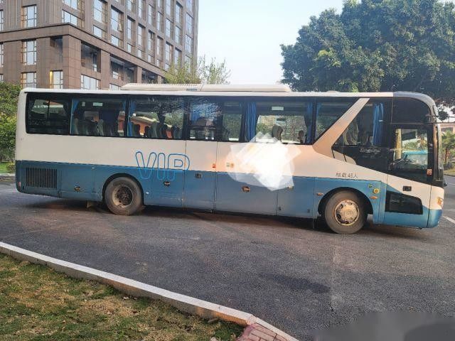 Movimentação de embalagem nude traseira usada da mão esquerda das portas dobro do chassi da bolsa a ar do motor do yuchai dos assentos do ônibus LCK6119 48 do zhongtong