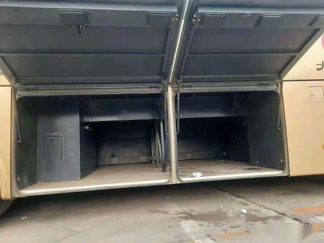 Um tipo mais alto o treinador usado Bus KLQ6109 46 assenta a porta esquerda de Singel da direção do baixo quilômetro