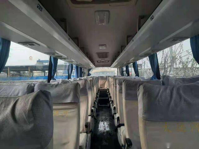 Um tipo mais alto o treinador usado Bus KLQ6109 46 assenta a porta esquerda de Singel da direção do baixo quilômetro
