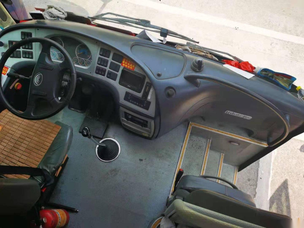 O ônibus de excursão usado Yutong modela a direção da esquerda da embalagem do Nude do Euro III do motor de Yuchai das portas de dobro dos assentos ZK6110 47