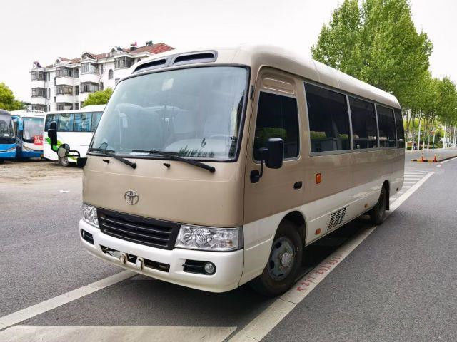 2010 ônibus usado da pousa-copos do ano 20 assentos, ônibus usado de Mini Bus Toyota Coaster com o motor de gasolina 2TR nas boas condições
