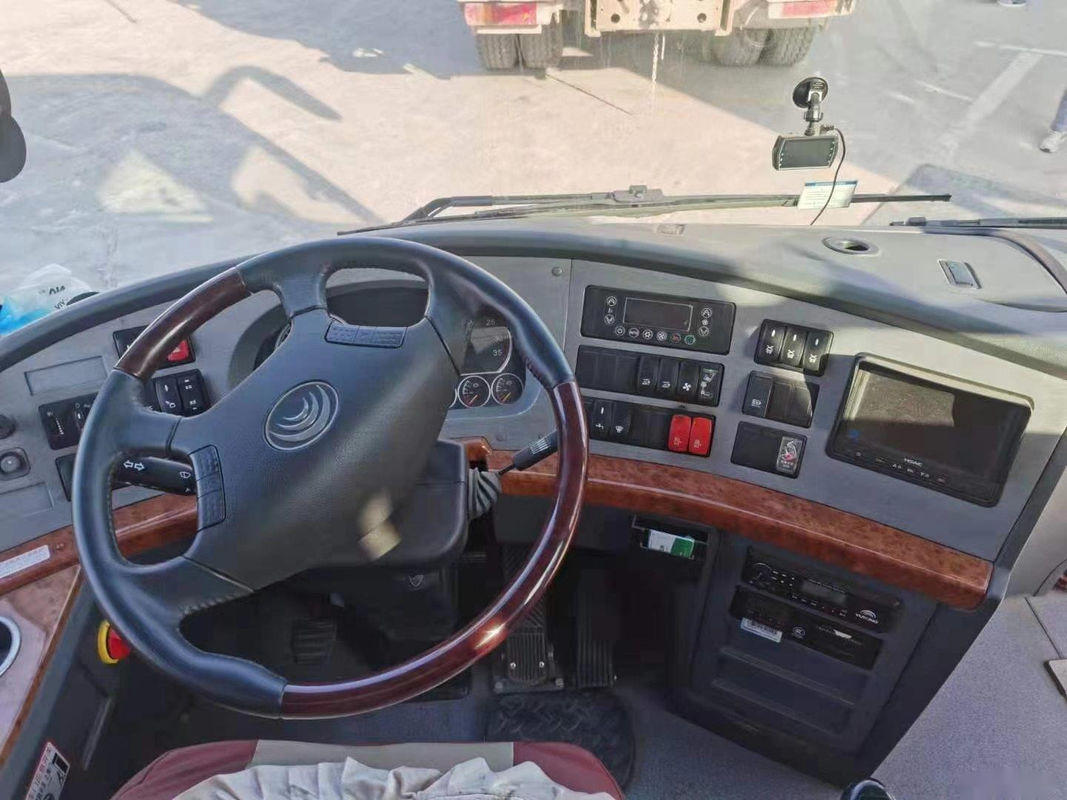 Ônibus usado ZK6110 de Yutong deixado o ônibus de excursão usado de direção do motor de Yuchai de 48 portas de dobro dos assentos baixo quilômetro traseiro