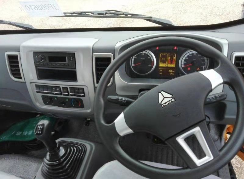 A direção brandnew do assistente de Sinotruck HOWO RHD conduz 10 Ton Cargo Truck 4X2