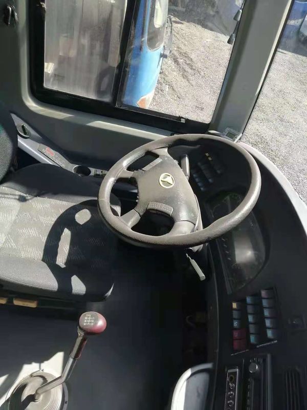 As portas dobro usadas da bolsa a ar do chassi 48seats do ônibus NEOPLAN de Youngman sairam motor traseiro do ônibus usado de direção do passageiro