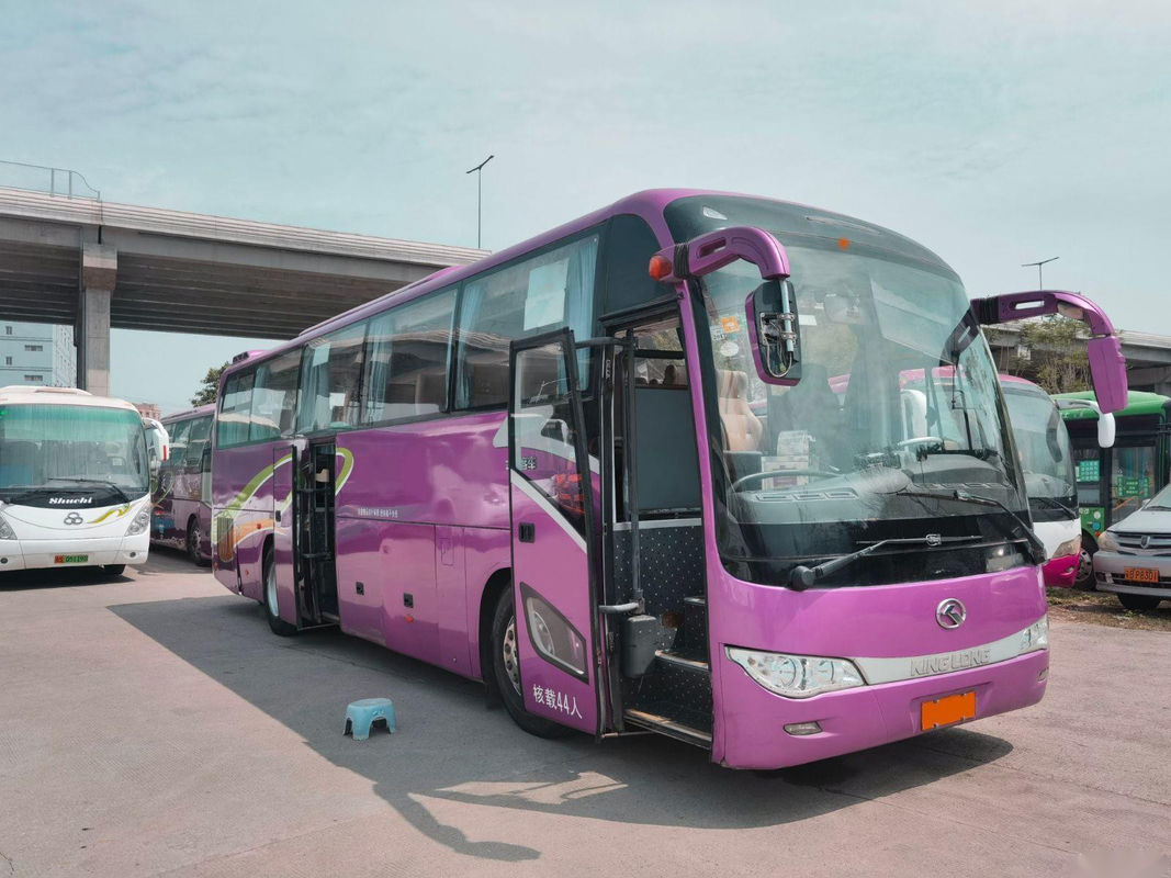 O ônibus usado XMQ6117 44 de Kinglong assenta o treinador da bolsa a ar das portas dobro do motor chassi traseiro/ônibus de excursão usados