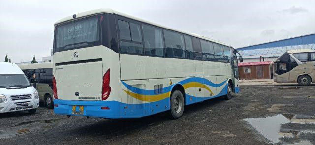 O ônibus de excursão usado para África usou o baixo quilômetro do chassi dourado da bolsa a ar do Euro IV de Dragon Bus Yuchai Rear Engine 233kw 53seats