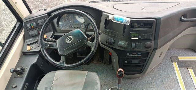 O ônibus de excursão usado para África usou o baixo quilômetro do chassi dourado da bolsa a ar do Euro IV de Dragon Bus Yuchai Rear Engine 233kw 53seats
