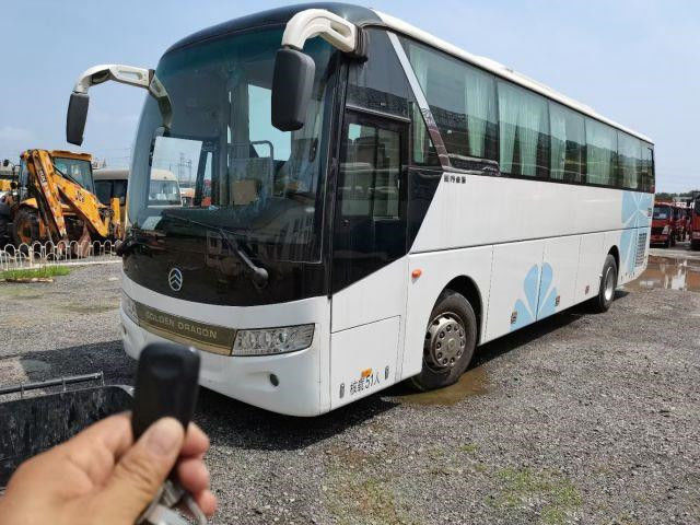 Dragon Bus dourado usado XML6113J 51 assenta o chassi de aço o Euro usado V do motor 197kw de Yuchai do ônibus de excursão