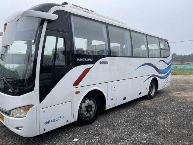 O ônibus usado XMQ6859 37 de Kinglong assenta o ônibus de excursão usado do Euro do motor da parte traseira de Yuchia da porta do chassi único III de aço