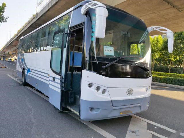 O ônibus de Faw & o treinador AC6107 usaram quilômetro do motor 162kw dos assentos CA6 de Bus 46 do treinador o baixo de alta qualidade