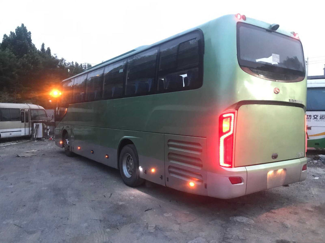 As portas dobro do ônibus de Kinglong usaram o motor da parte traseira do chassi XMQ6113 Yuchai da bolsa a ar dos assentos de Bus 51 do treinador