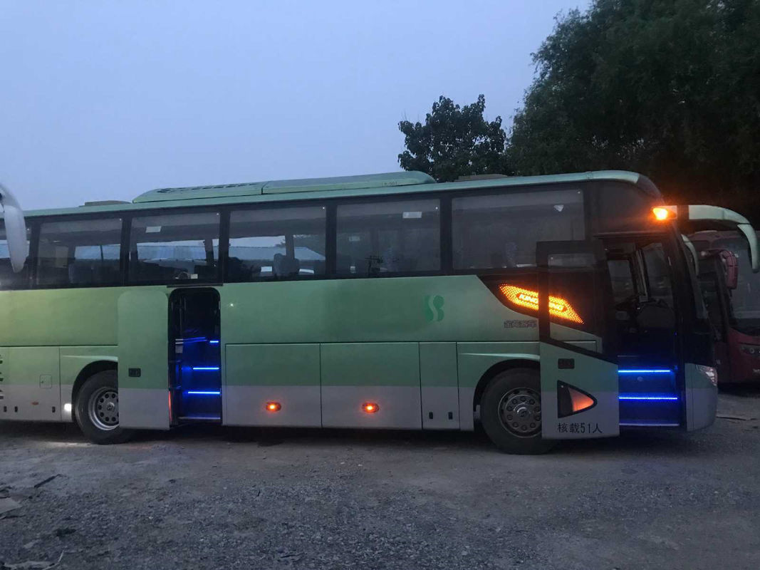 As portas dobro do ônibus de Kinglong usaram o motor da parte traseira do chassi XMQ6113 Yuchai da bolsa a ar dos assentos de Bus 51 do treinador