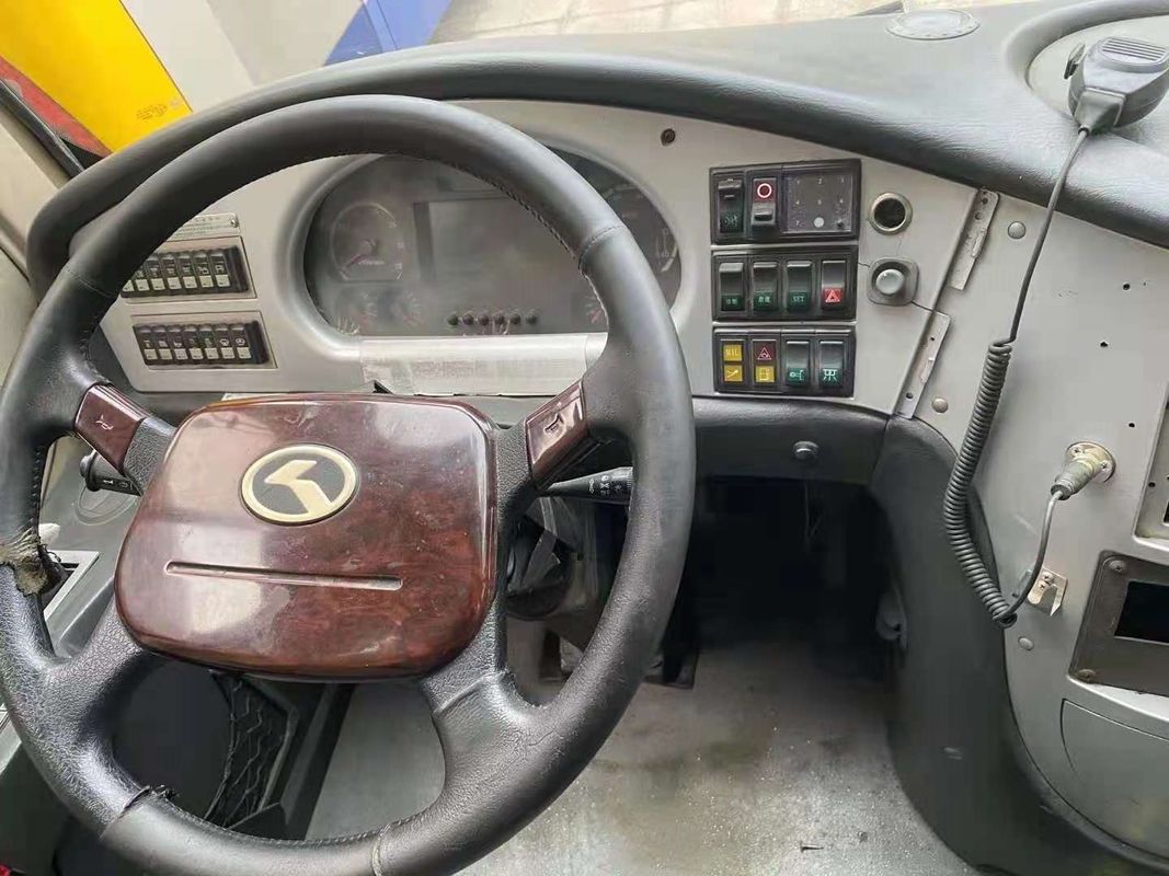 O ônibus usado XMQ6900 de Kinglong usou a direção esquerda do chassi de aço do Euro III do motor 180kw de Yuchai dos assentos do ônibus de excursão 39
