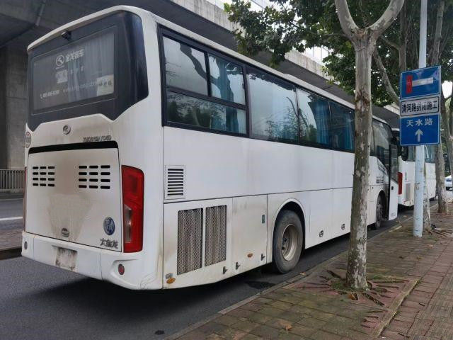 O treinador usado baixo quilômetro usado Bus For Africa 50 do ônibus de Kinglong assenta o único modelo XMQ6112 da porta