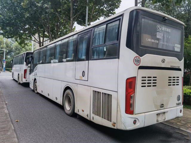 O treinador usado baixo quilômetro usado Bus For Africa 50 do ônibus de Kinglong assenta o único modelo XMQ6112 da porta