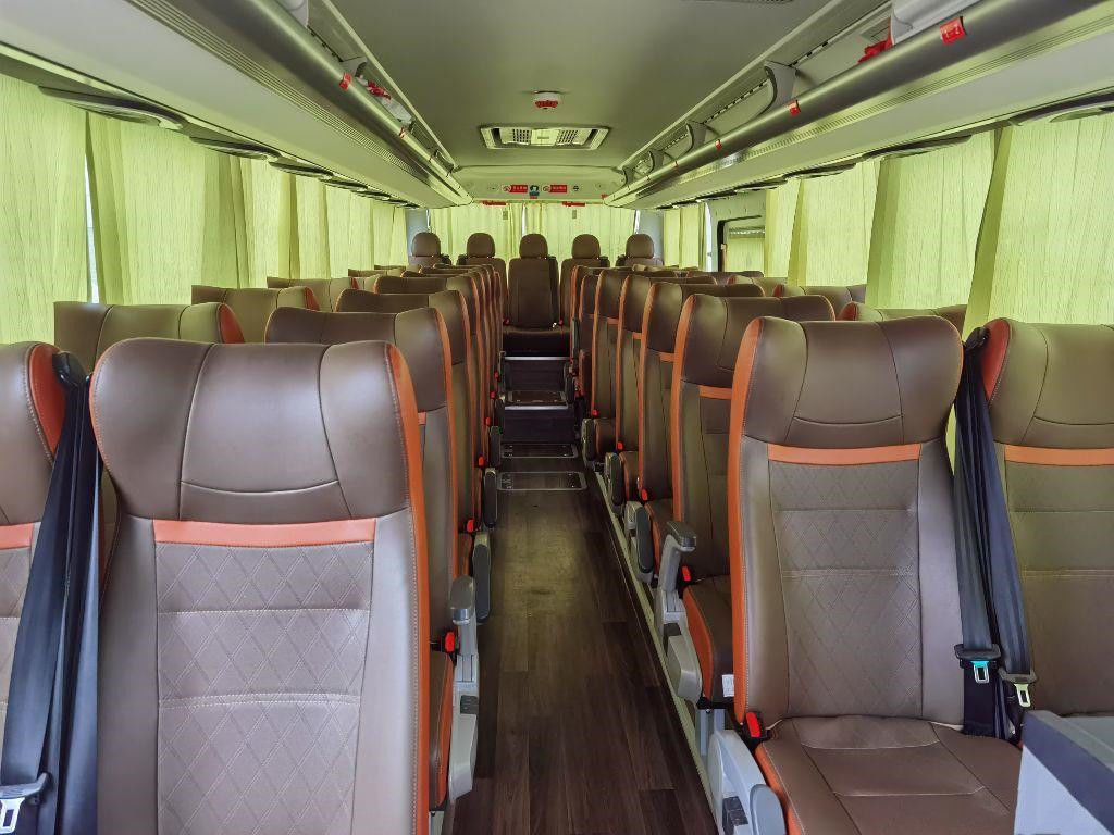 A segunda mão transporta o ônibus elétrico de Gasoline Engine China do treinador luxuoso de Yutong ZK6907 com tevê