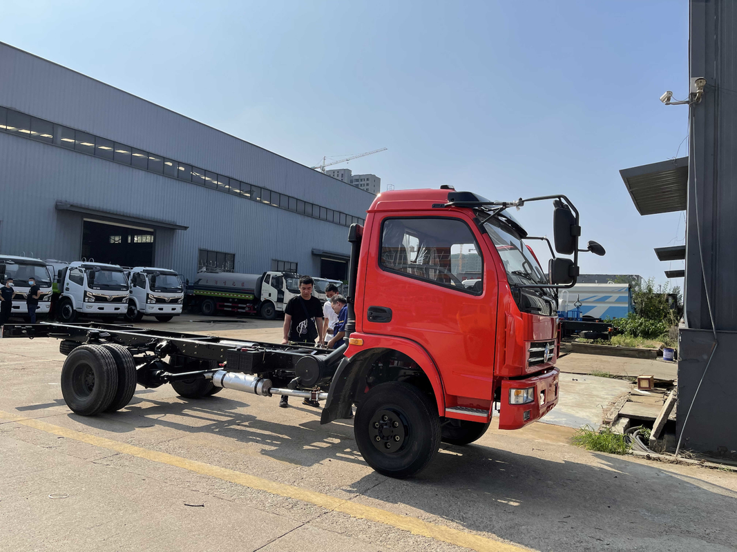 O chassi do DF 4*4 3,2 T usou o chassi da movimentação de quatro rodas de segunda mão 140hp do caminhão do trator