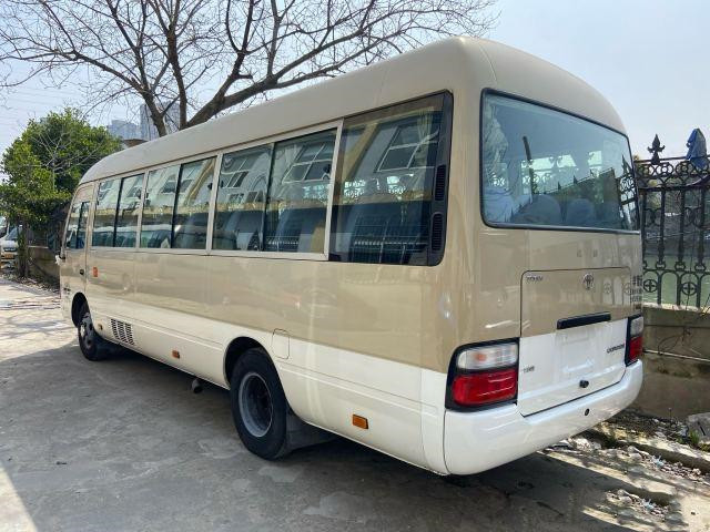 A porta operada usada ano usada de Mini Bus da pousa-copos de Toyota em 2011 manual diesel transporta o ônibus luxuoso usado com 23 assentos