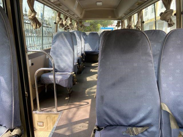 A porta operada usada ano usada de Mini Bus da pousa-copos de Toyota em 2011 manual diesel transporta o ônibus luxuoso usado com 23 assentos