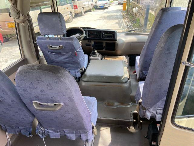 A porta operada usada ano usada de Mini Bus da pousa-copos de Toyota em 2011 manual diesel transporta o ônibus luxuoso usado com 23 assentos