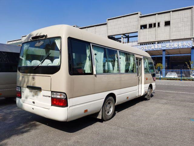 Ônibus usado pousa-copos de Toyota com equipamento completo 20 Mini Bus In usado assentos ônibus de Munual da gasolina da janela de deslizamento de 2012 anos