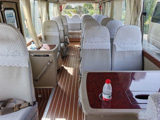 Ônibus usado pousa-copos de Toyota com equipamento completo 20 Mini Bus In usado assentos ônibus de Munual da gasolina da janela de deslizamento de 2012 anos
