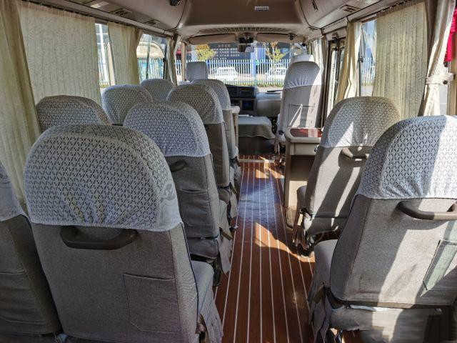 Ônibus usado pousa-copos de Toyota com equipamento completo 20 Mini Bus In usado assentos ônibus de Munual da gasolina da janela de deslizamento de 2012 anos