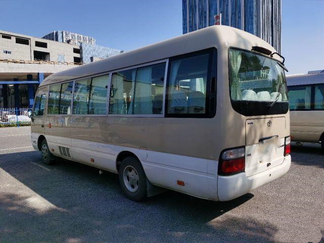 Ônibus usado pousa-copos de Toyota com equipamento completo 20 Mini Bus In usado assentos ônibus de Munual da gasolina da janela de deslizamento de 2012 anos
