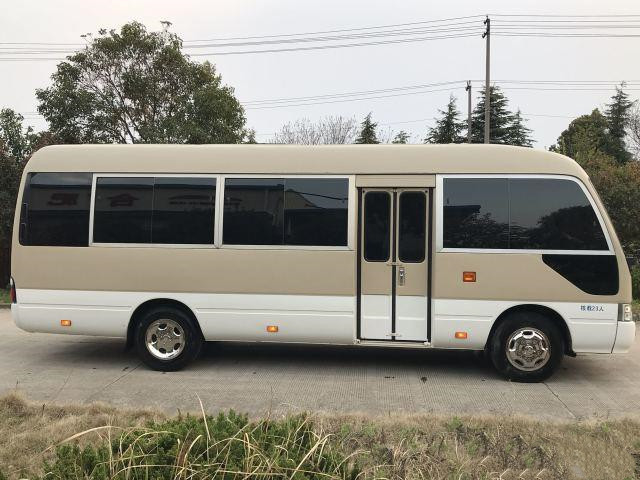 O ônibus de segunda mão da gasolina do ônibus 3TR da pousa-copos de Toyota usou o uso do ano de Mini Buses de 23 assentos em 2013