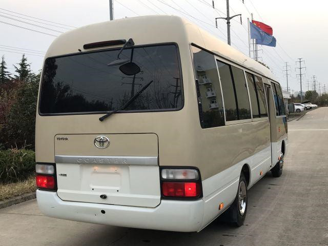 O ônibus de segunda mão da gasolina do ônibus 3TR da pousa-copos de Toyota usou o uso do ano de Mini Buses de 23 assentos em 2013