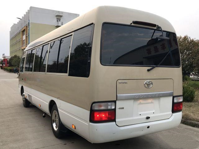 O ônibus de segunda mão da gasolina do ônibus 3TR da pousa-copos de Toyota usou o uso do ano de Mini Buses de 23 assentos em 2013