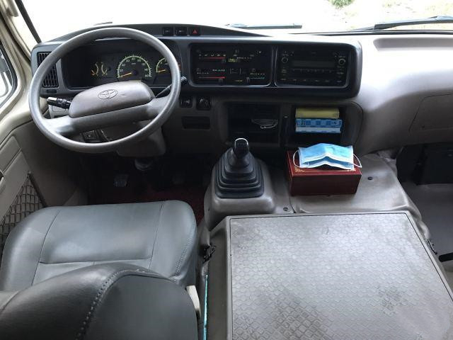 O ônibus de segunda mão da gasolina do ônibus 3TR da pousa-copos de Toyota usou o uso do ano de Mini Buses de 23 assentos em 2013