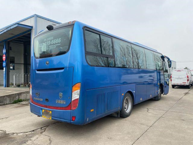 O treinador usado Bus 37 assentos Yutong Zk6888 transporta e treina a condução à direita do ônibus