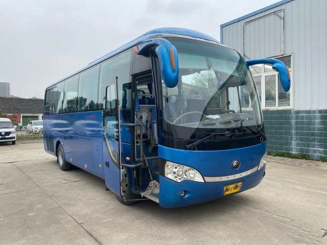 O treinador usado Bus 37 assentos Yutong Zk6888 transporta e treina a condução à direita do ônibus