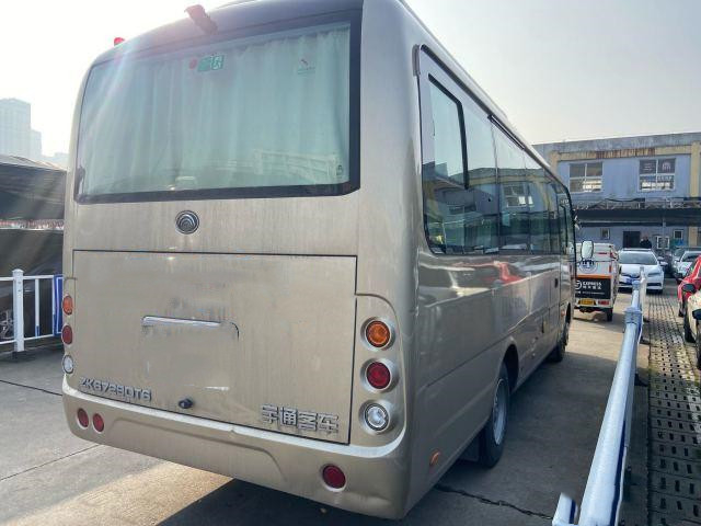 A segunda mão Yutong ZK6728 transporta o motor dourado usado de Yuchai da cor transporta o treinador de 28 passageiros Bus In 2019 anos