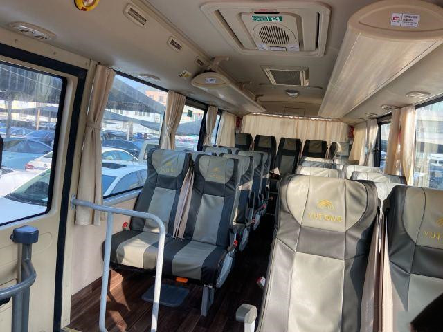 A segunda mão Yutong ZK6728 transporta o motor dourado usado de Yuchai da cor transporta o treinador de 28 passageiros Bus In 2019 anos