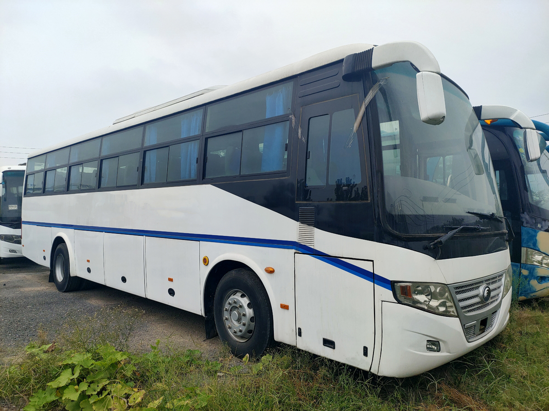O ônibus usado de Yutong 2018 anos feitos em China usou o treinador diesel Bus Used White de LHD 51 assentos Front Engine Bus