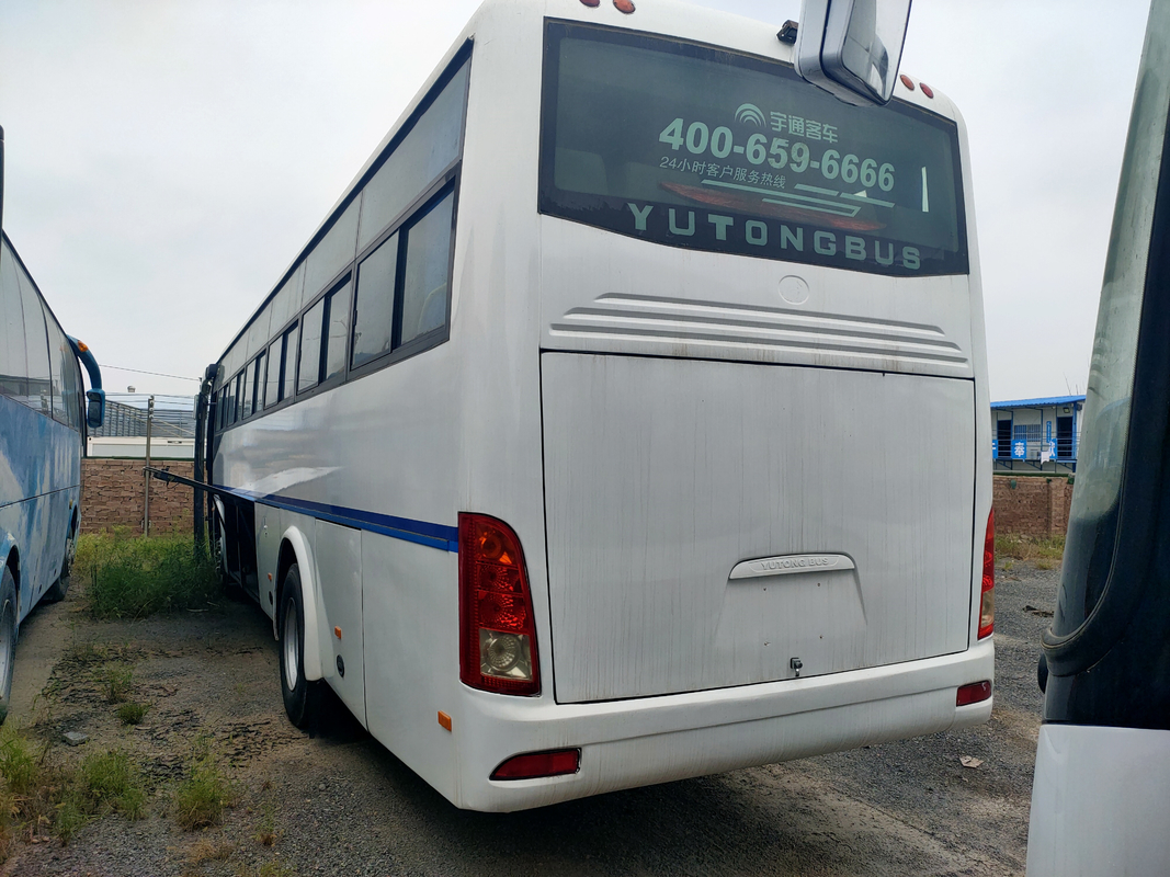 O ônibus usado de Yutong 2018 anos feitos em China usou o treinador diesel Bus Used White de LHD 51 assentos Front Engine Bus