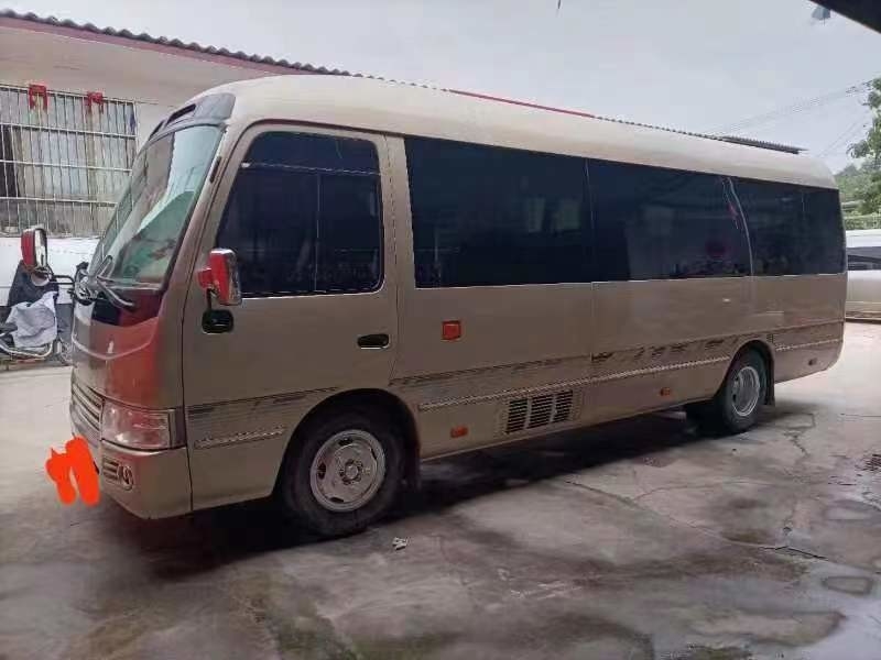 2013 o ônibus usado da pousa-copos do ano 30 assentos usou Mini Bus Toyota Coaster Bus com o motor 15B diesel