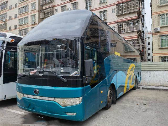 A condução à direita Yutong da primeira classe transporta o treinador traseiro Luxury do motor de ZK6122H 51 Seater