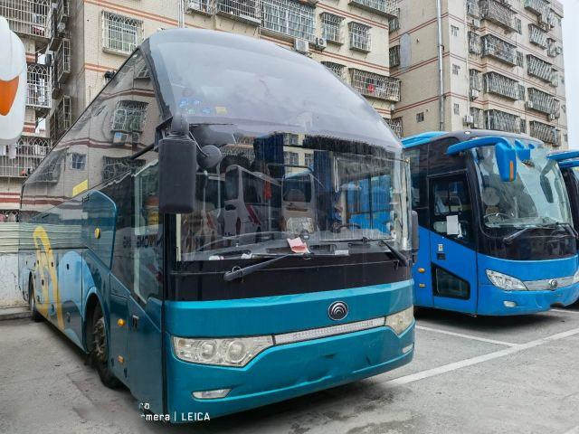 A condução à direita Yutong da primeira classe transporta o treinador traseiro Luxury do motor de ZK6122H 51 Seater