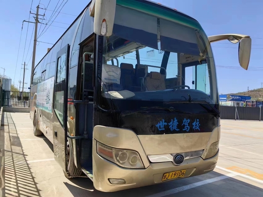 As portas dobro dos assentos do ônibus 47 da segunda mão que selam a cor dourada do condicionador de ar da janela usaram o ônibus ZK6107 de Yutong