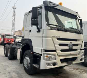 O modelo branco usado Weichai Engine 430hp 12 da movimentação da cor 6×4 dos caminhões diesel alinha o trator padrão de Howo da cabine